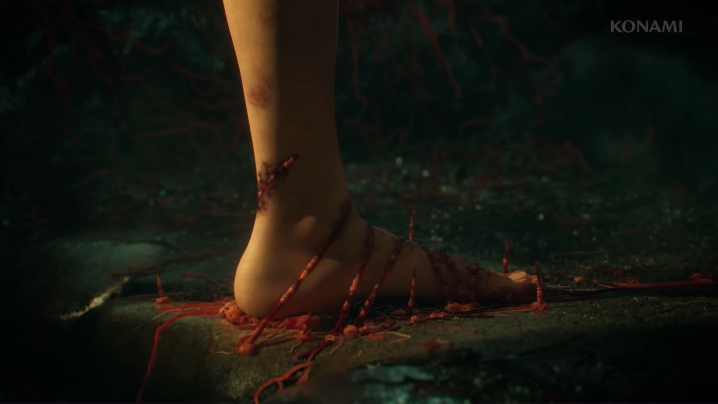 Bir kızın ayağı kırmızı sarmaşıklara takıldı.
