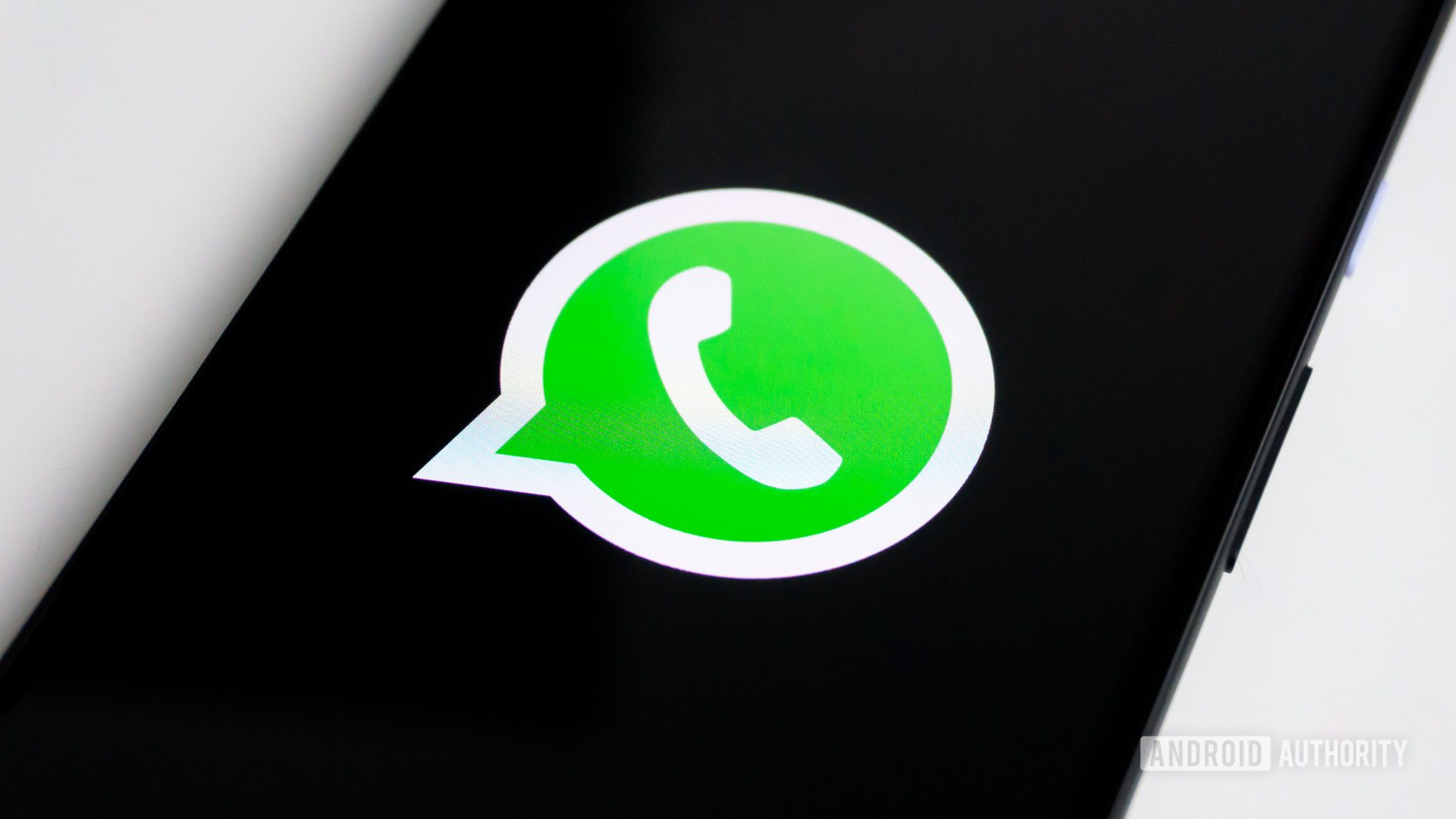 WhatsApp artık bağlantılı cihazlarda kendinize mesaj göndermenize izin veriyor