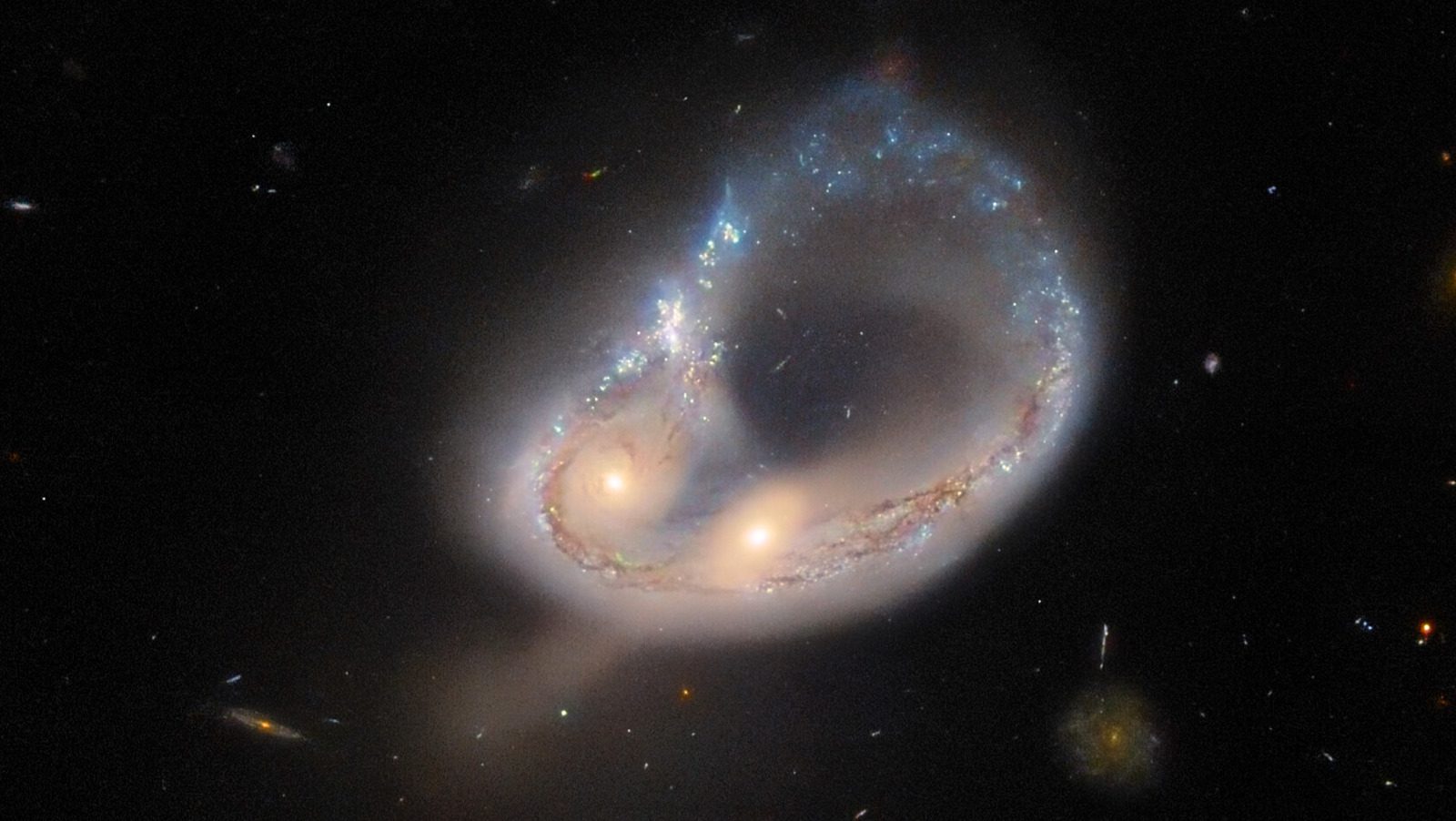 Hubble, Çarpışan Gökadaların Çarpıcı Fotoğraflarını Çekti