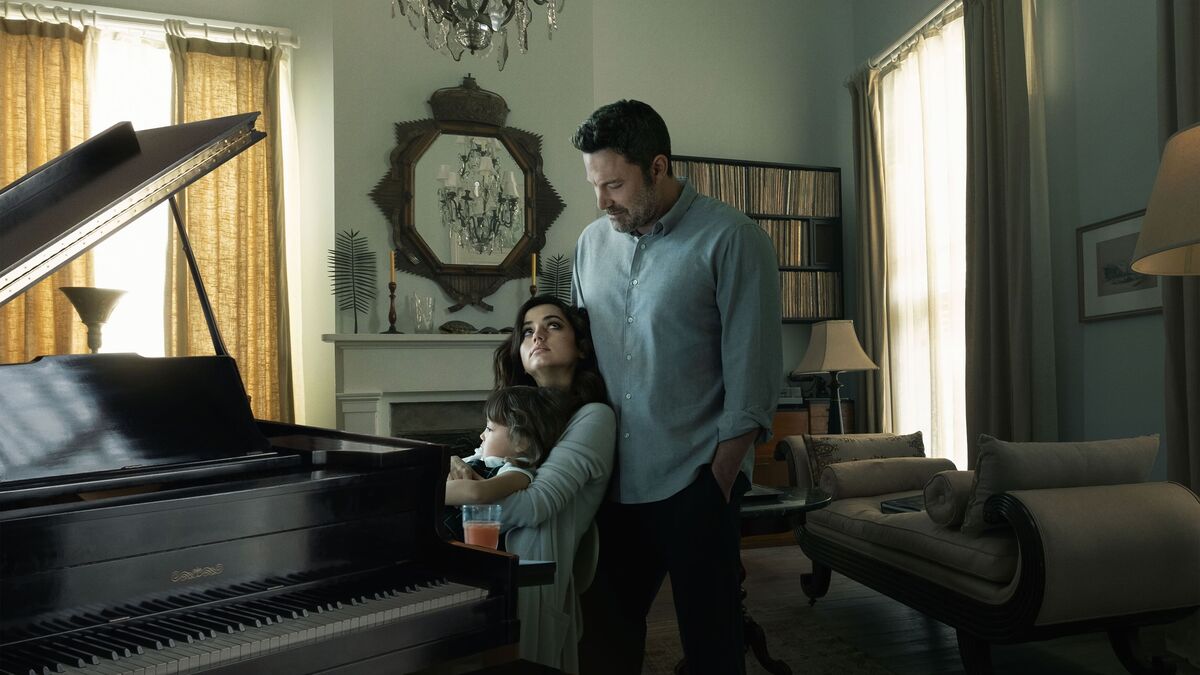 Ben Affleck, Deep Water'da bir piyanoda Ana de Armas'ın arkasında duruyor