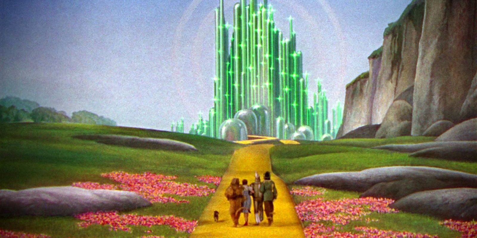 Oz Büyücüsü'nde Dorothy ve arkadaşları Sarı Tuğlalı Yol'a çıkıyor