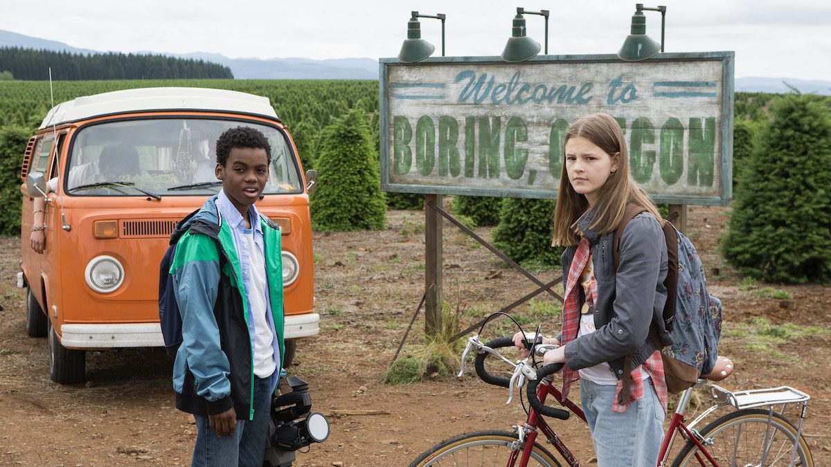 Everything Sucks'ta Boring, Oregon kasabası tabelasının önünde iki çocuk!  - Netflix'teki en iyi gizli cevherler