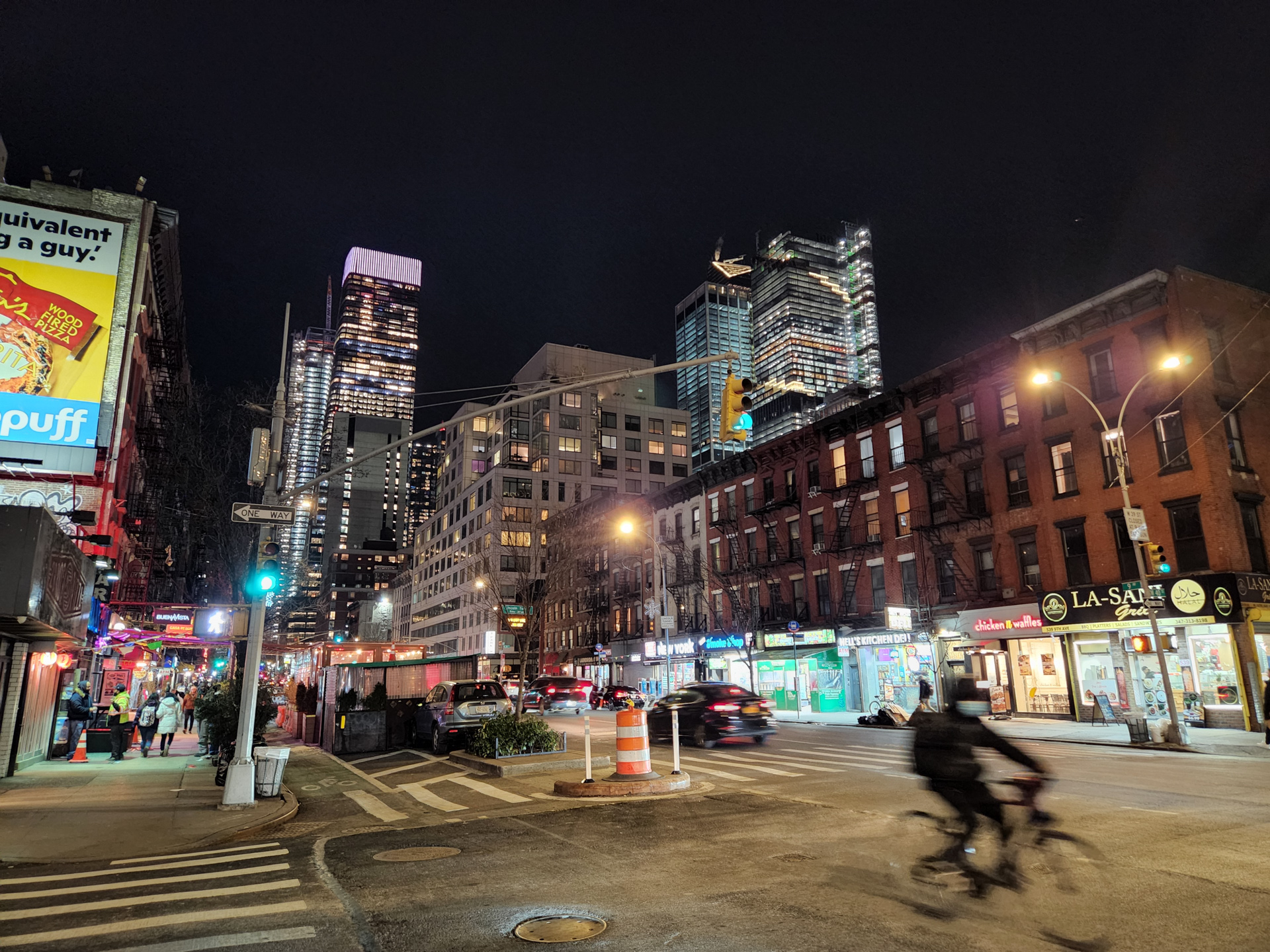 Samsung Galaxy S22 Plus fotoğraf örneği NYC gecesi 1x