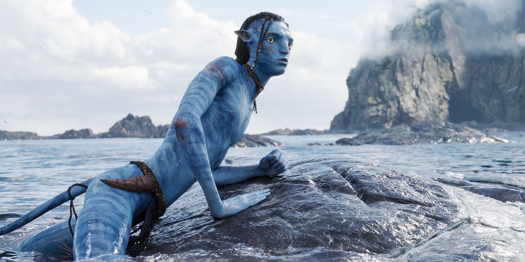 Avatar The Way of Water Lo'ak suda kayanın üzerine tünemiş