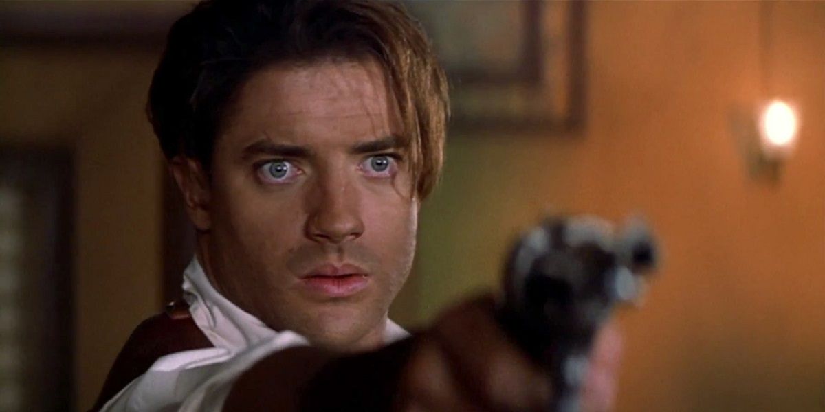 Mumya'da Rick O'Connell silah doğrultuyor.