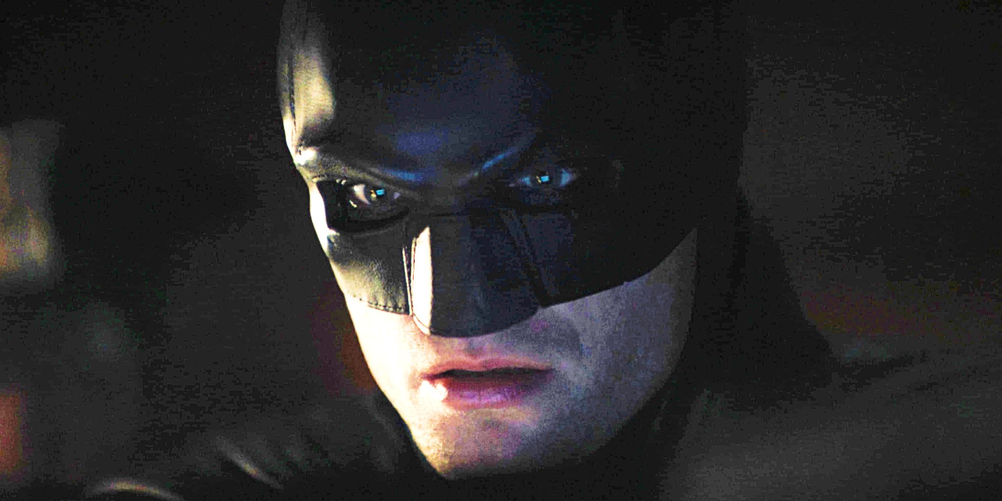 The Batman'da Robert Pattinson'ın Batman'inin maske taktığı yakın çekim