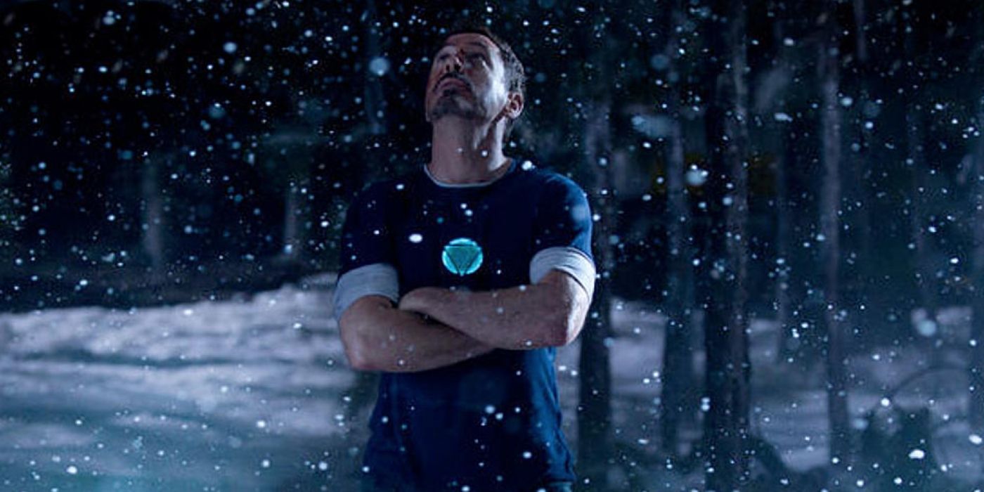 Robert Downey Jr., Iron Man 3'te karda duruyor.
