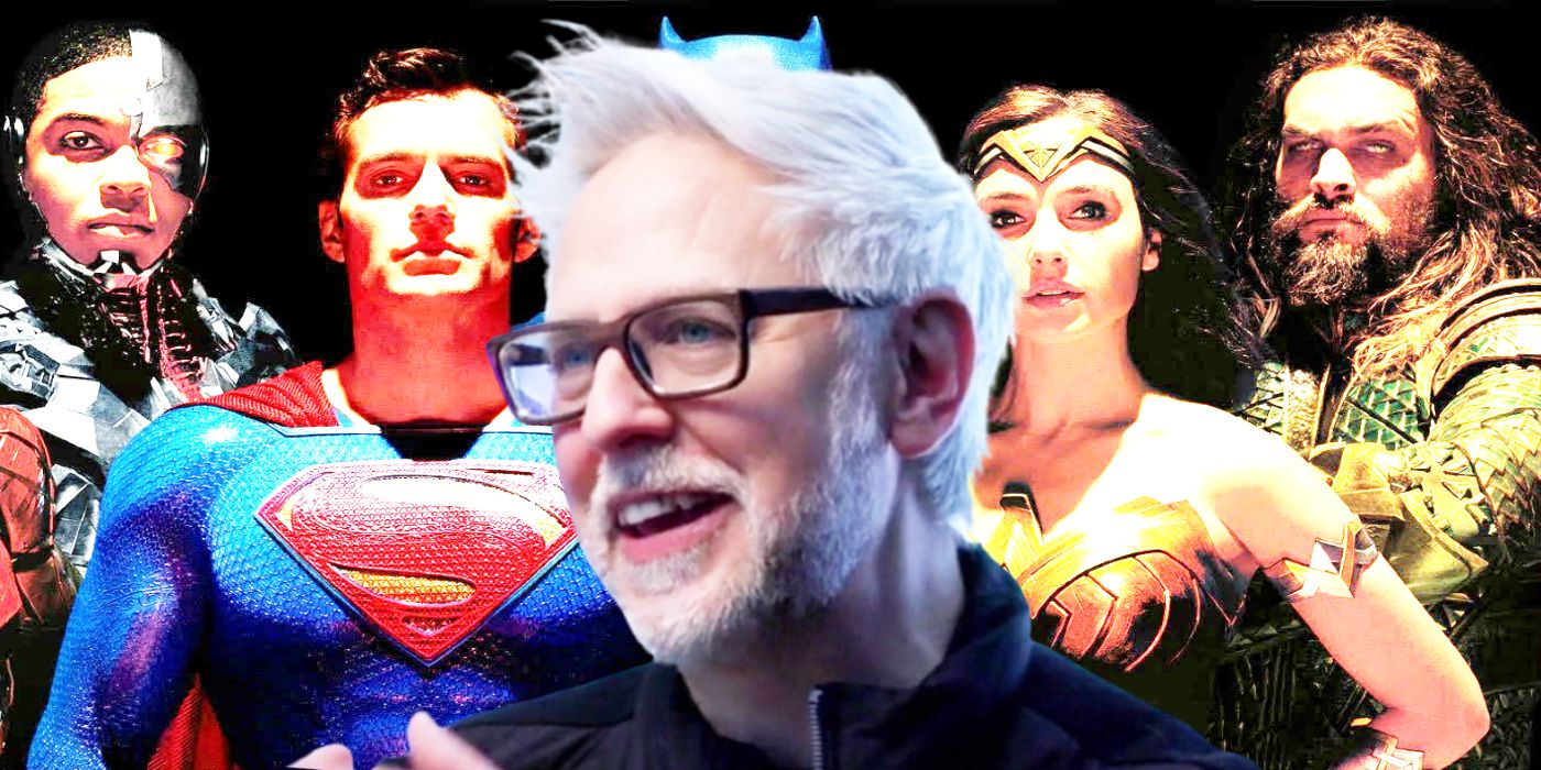 Arka planda gülümseyen James Gunn ve Superman, Cyborg, Wonder Woman ve Aquaman'in harmanlanmış görüntüsü