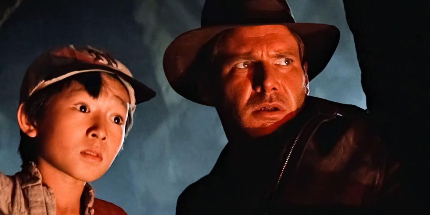 Short Round ve Indiana Jones, Indiana Jones and the Temple of Doom'da endişeli görünüyor.