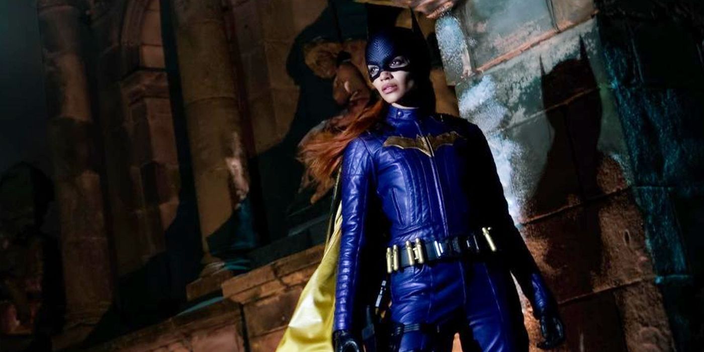 Leslie Grace ayakta duruyor ve Batgirl karyolasıyla yan yan bakıyor