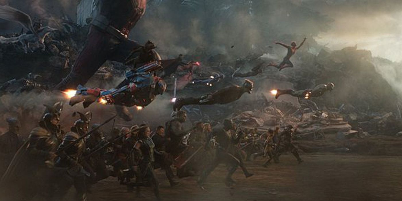 Avengers: Endgame'de hücum eden kahramanlar.