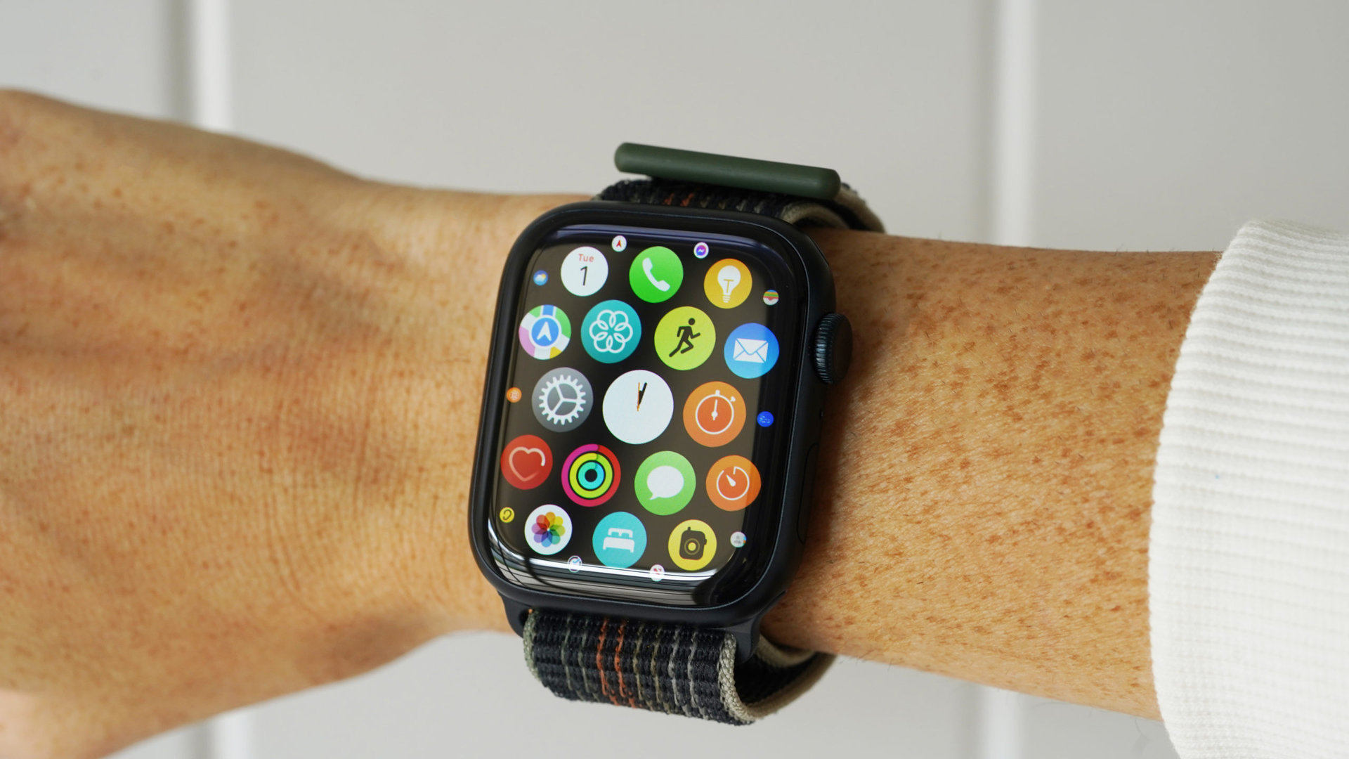 Kullanıcının bileğindeki bir Apple Watch Series 8, uygulama ekranını görüntüler.