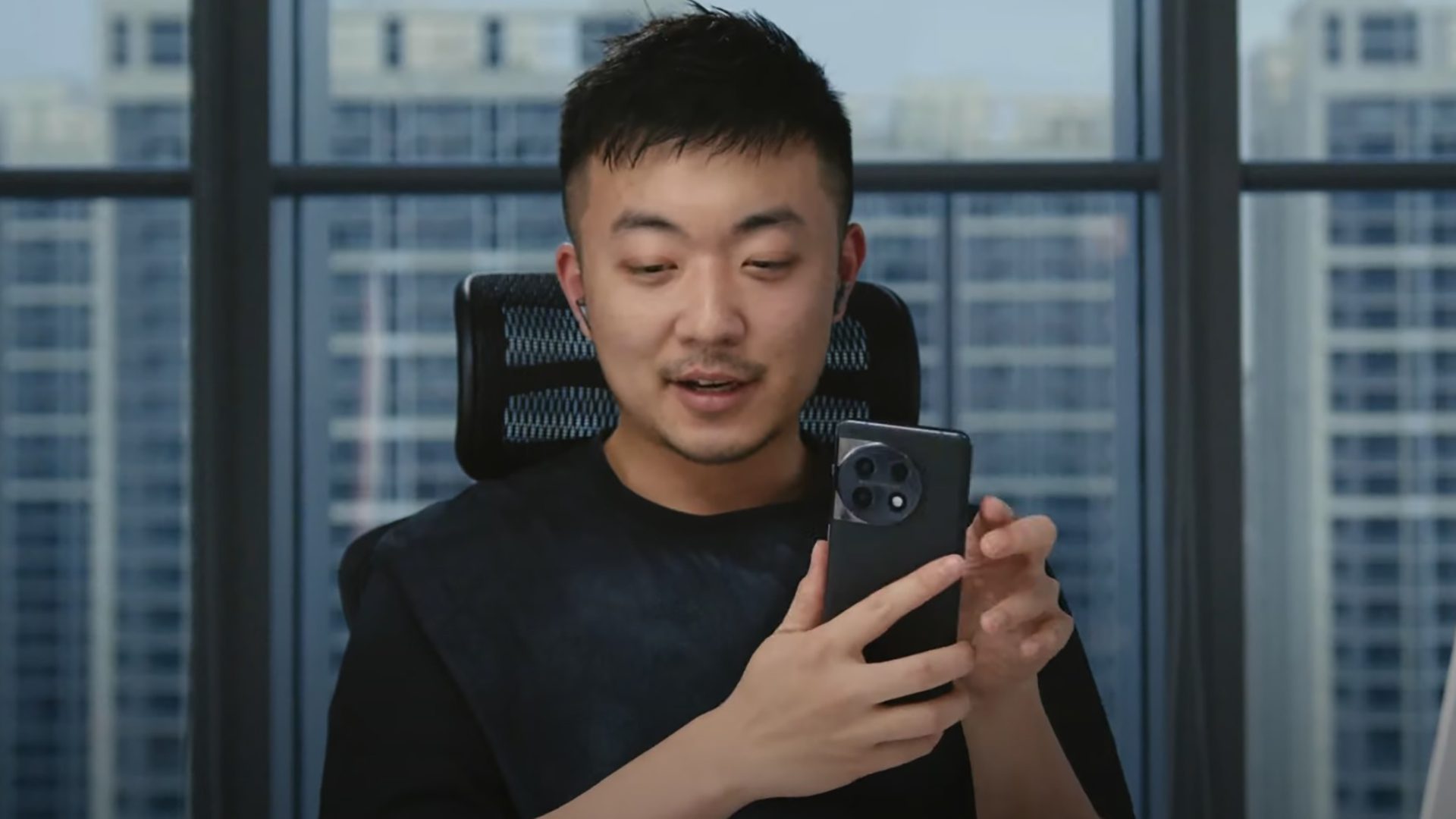 Eski çalışan Carl Pei’nin bu OnePlus 11 incelemesine göz atın