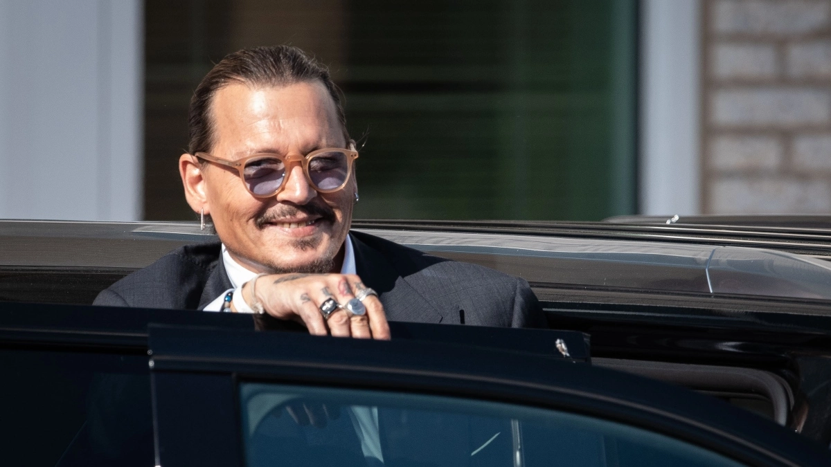 Johnny Depp arabaya binerken