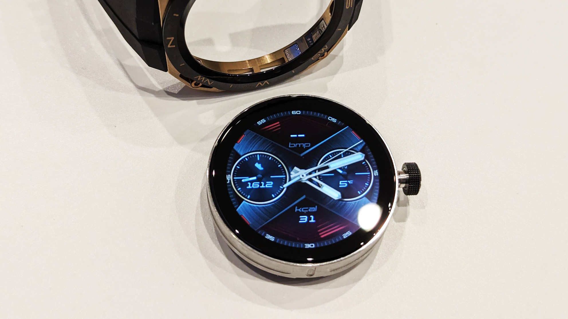 Huawei Watch GT Cyber, muhafazadan diskle birlikte