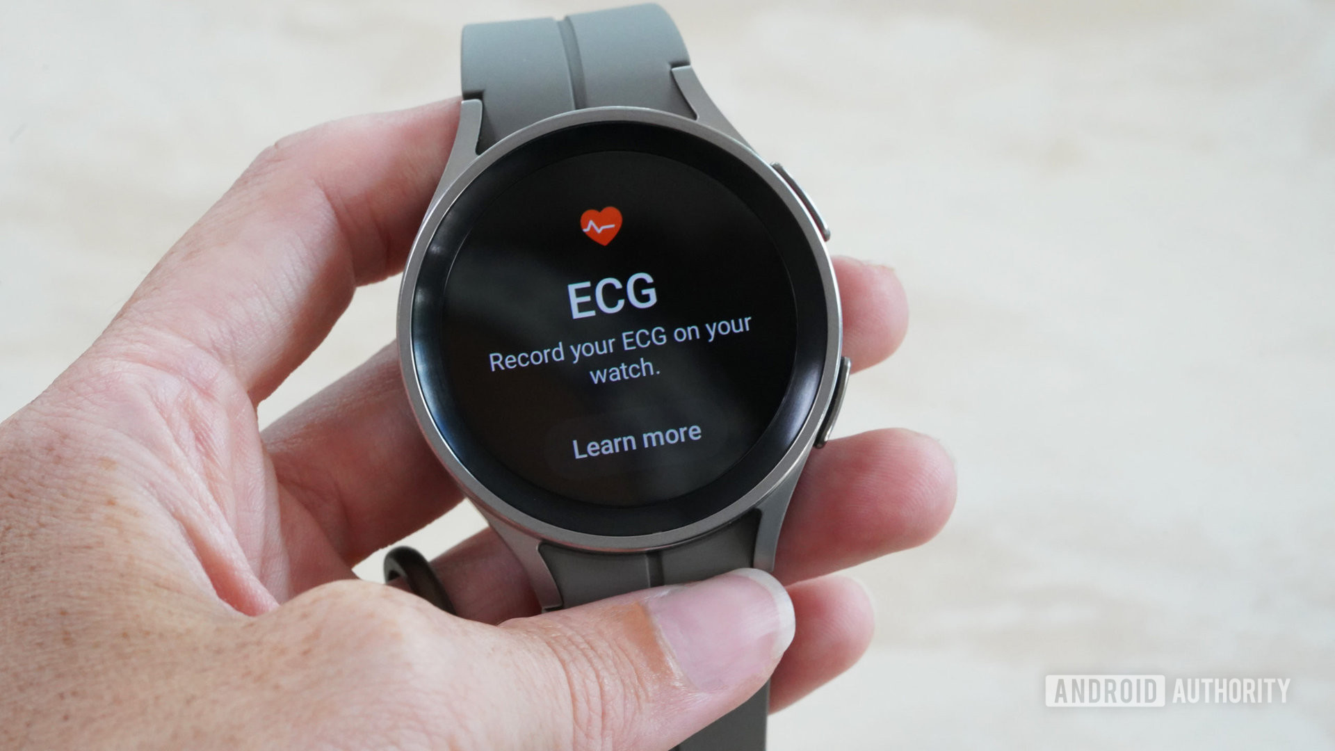 Bir Samsung Galaxy Watch 5 Pro, EKG ekranını görüntüler.