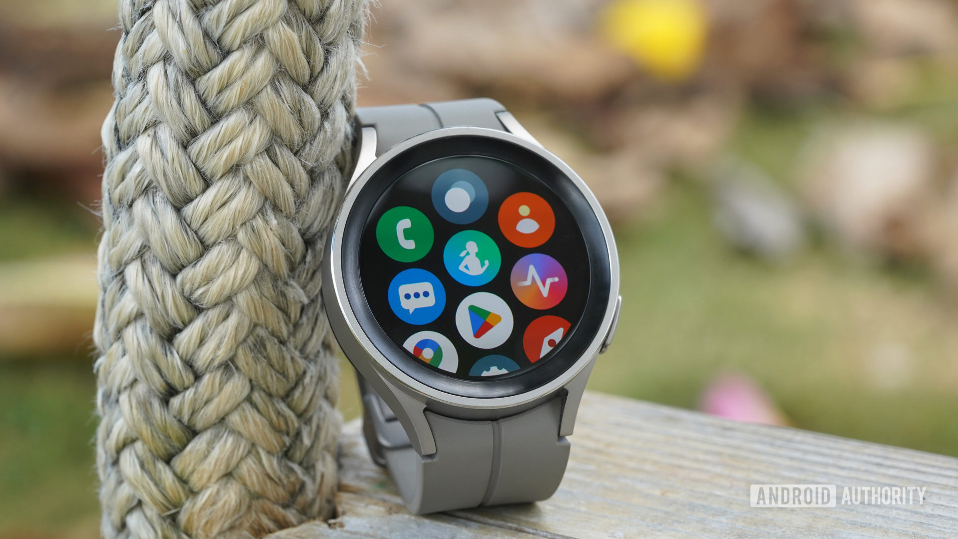Samsung Galaxy Watch 5 Pro, Google ve Samsung yerel uygulamaları dahil olmak üzere Uygulama Kitaplığını görüntüler.