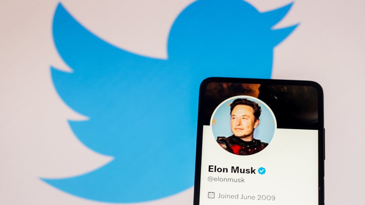 Elon Musk, Twitter Blue için ödeme yaparlarsa Twitter’ın içerik oluşturucularla reklam gelirini paylaşmaya başlayacağını söyledi.  Daha fazla açıklama yapmadı.