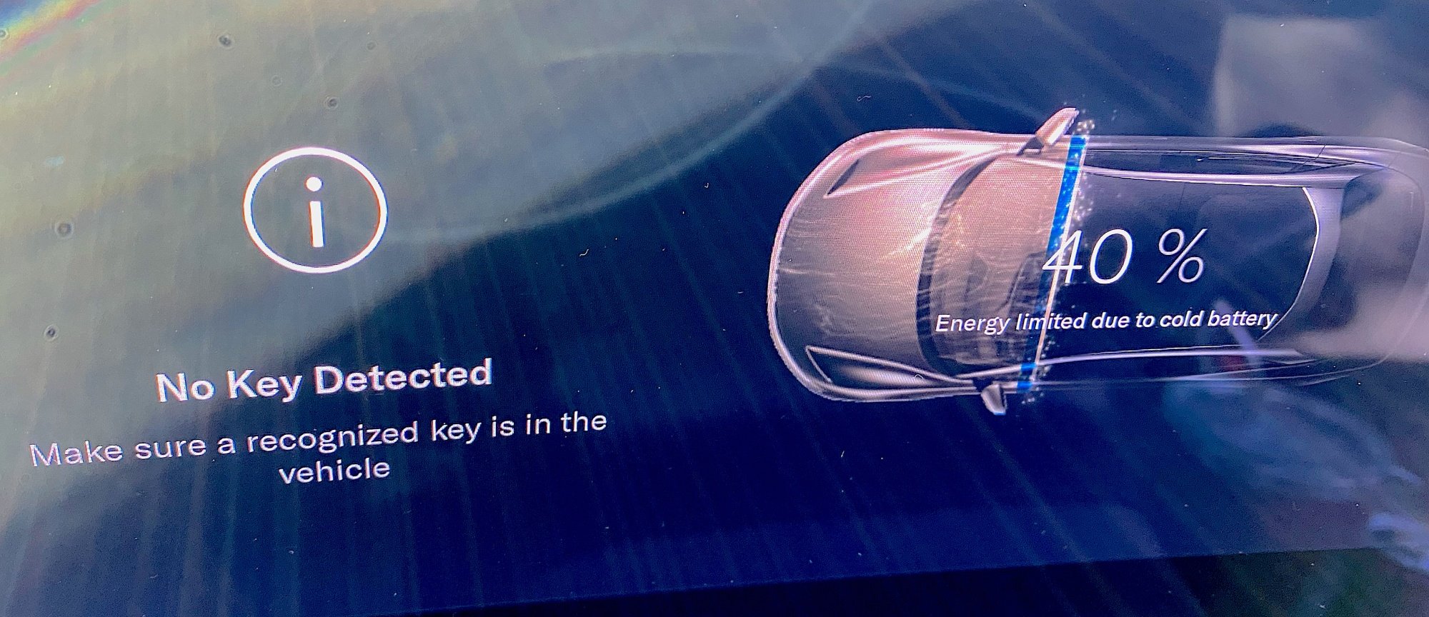 Mesajları ve arabanın bir diyagramını gösteren Lucid Air ekranı. 