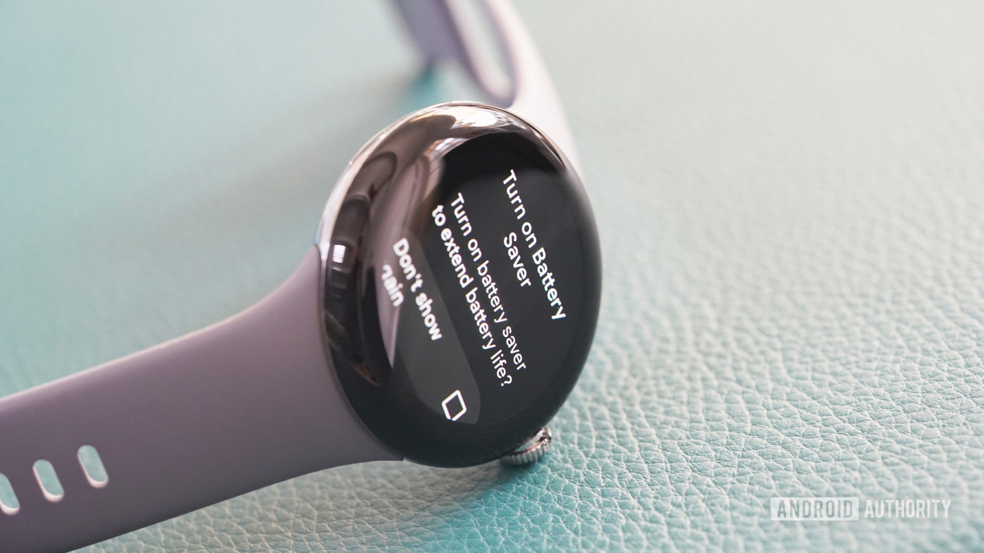 Pil Tasarrufu onay ekranını gösteren bir Google Pixel Watch, yan tarafında duruyor.