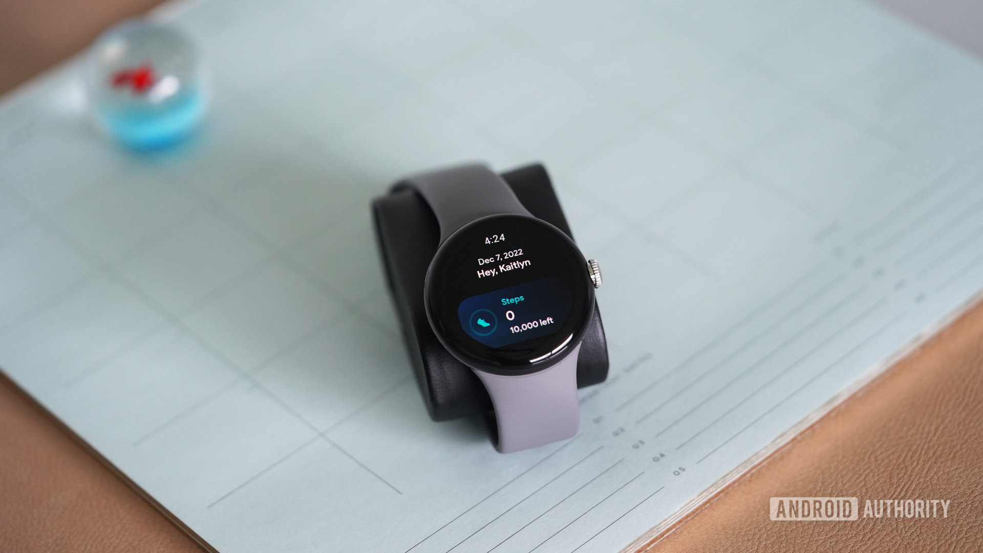 Bir Google Pixel Watch, bir masaüstü takvimine dayanır.