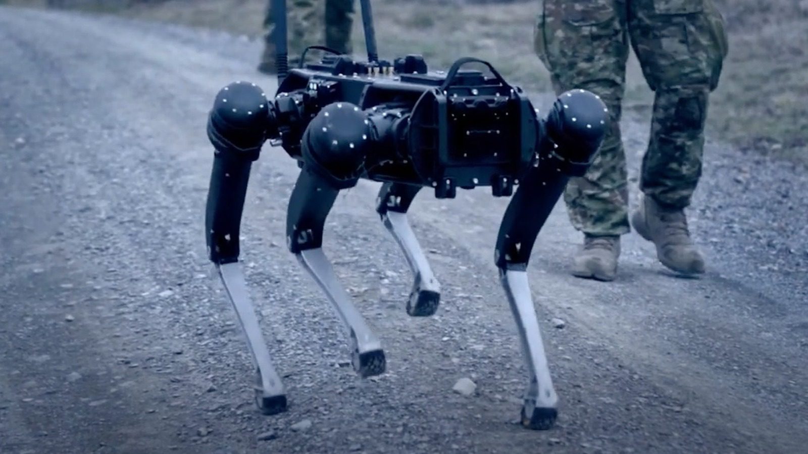 Mind Control Tech Burada ve Askeriye Bunu Robotlar Üzerinde Test Etti