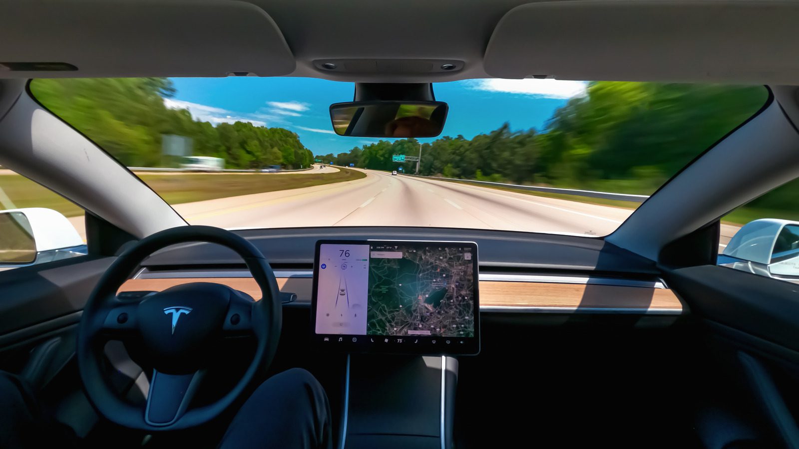 Sürüş Deneyiminize Kolaylık Katan 5 Tesla Sesli Komut