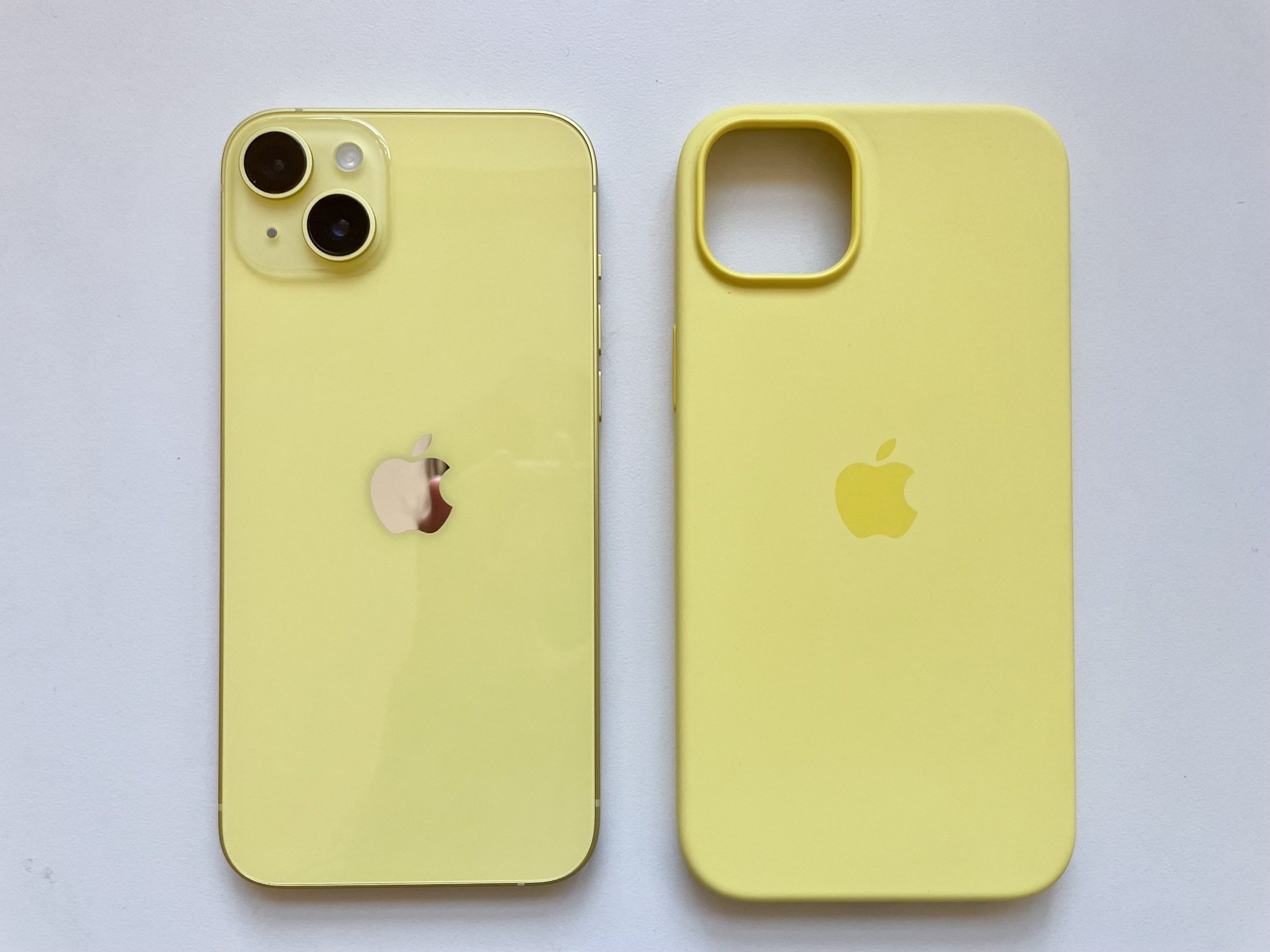 sarı renkli iPhone 14 Plus, yeni sarı telefon kılıfının yanında