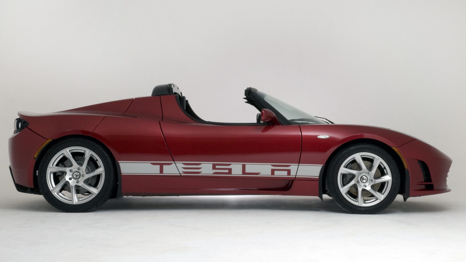 El değmemiş Tesla Roadster’lar, Nakliye Konteynerlerinde On Yıldan Fazla Bir Süre Sonra Müzayedeye Çıktı