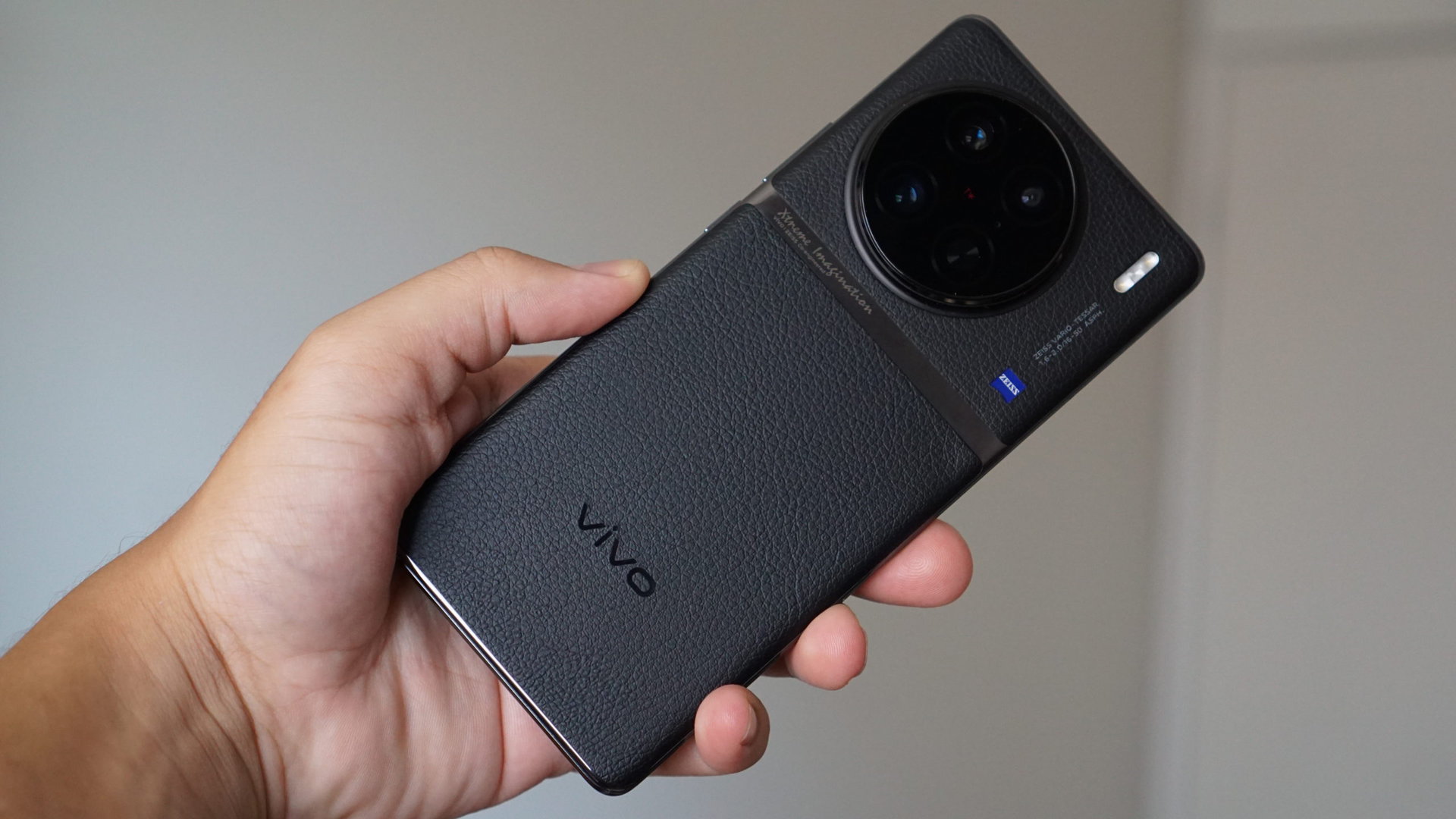 Vivo X90 Pro arkaya eğimli