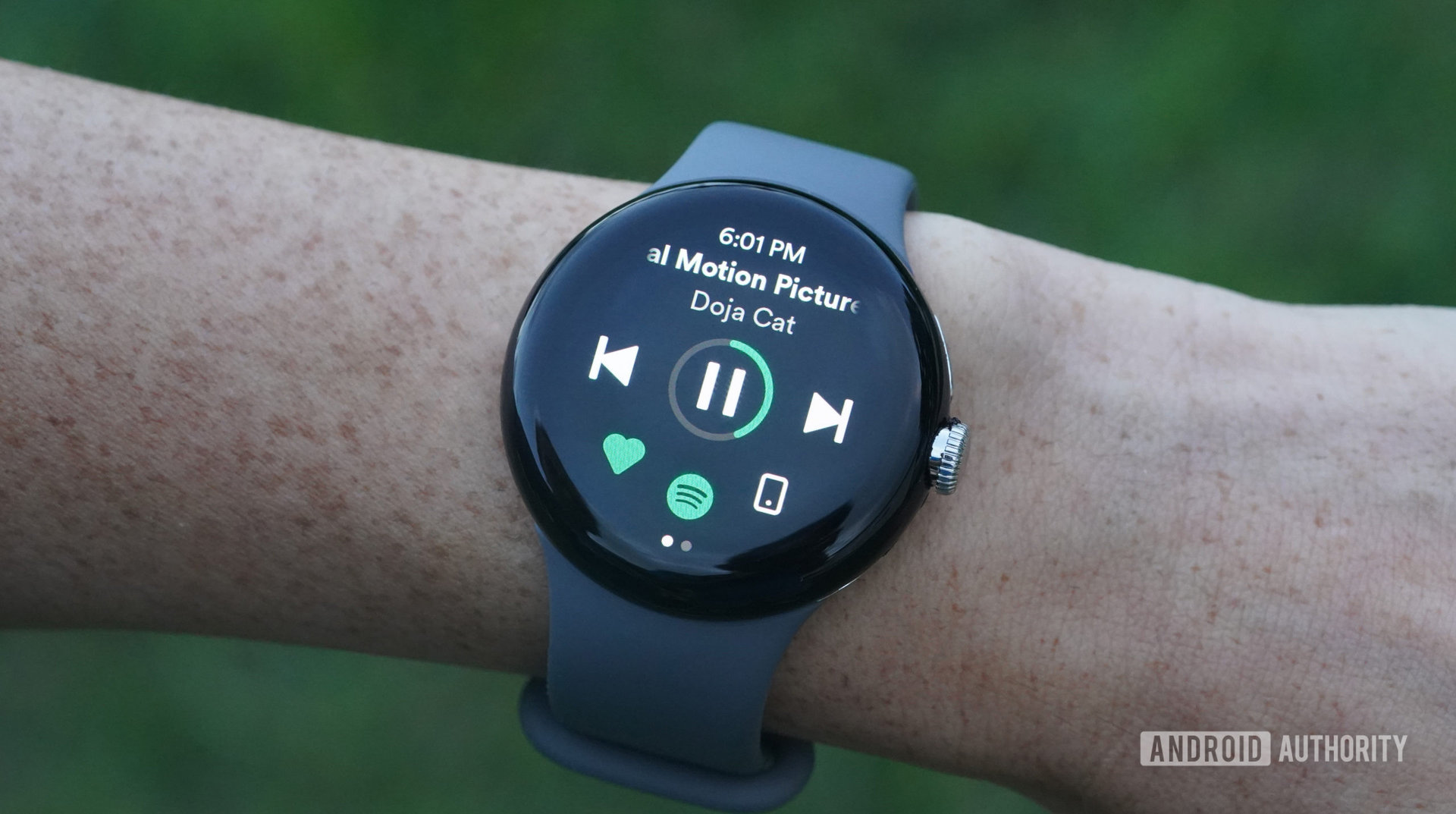 Google Pixel Watch, kullanıcının Spotify uygulamasını görüntüler.