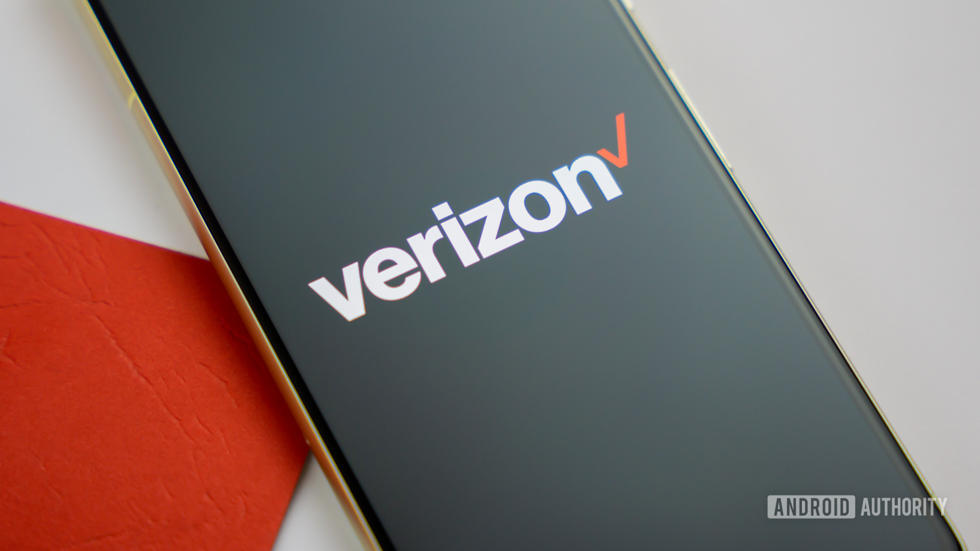 Akıllı telefonda renkli bir arka plana sahip Verizon logosu Stok Fotoğraf 9