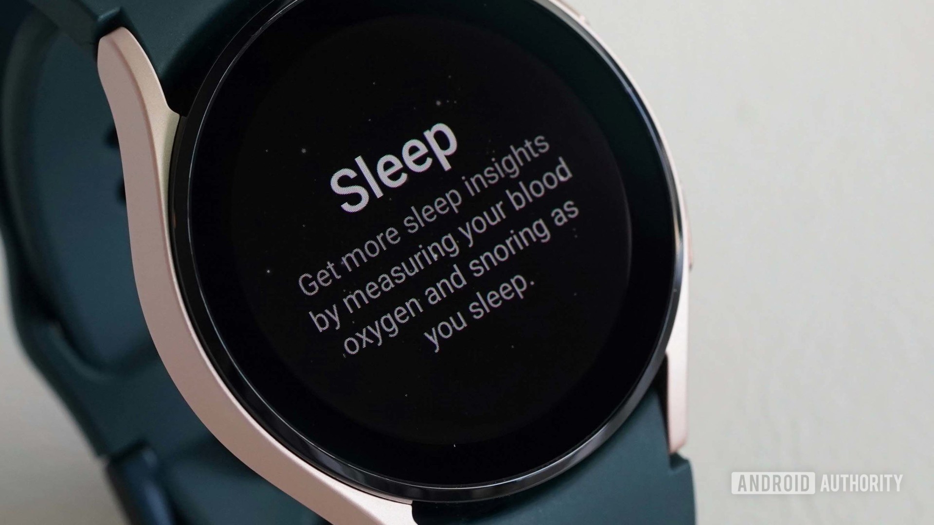 Bir Samsung Galaxy Watch, platformun uyku takibi hakkında bilgi görüntüler.