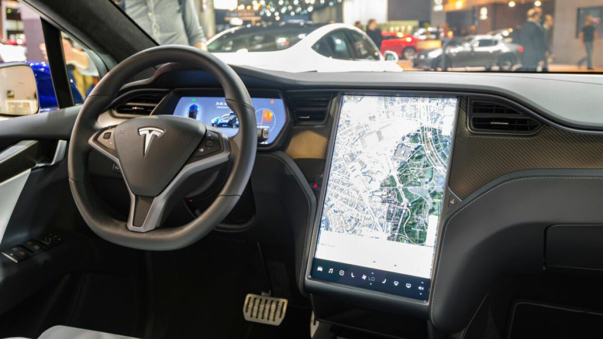 Tesla, emniyet kemeri sorunu nedeniyle 16.000 Model S ve X arabasını geri çağırıyor
