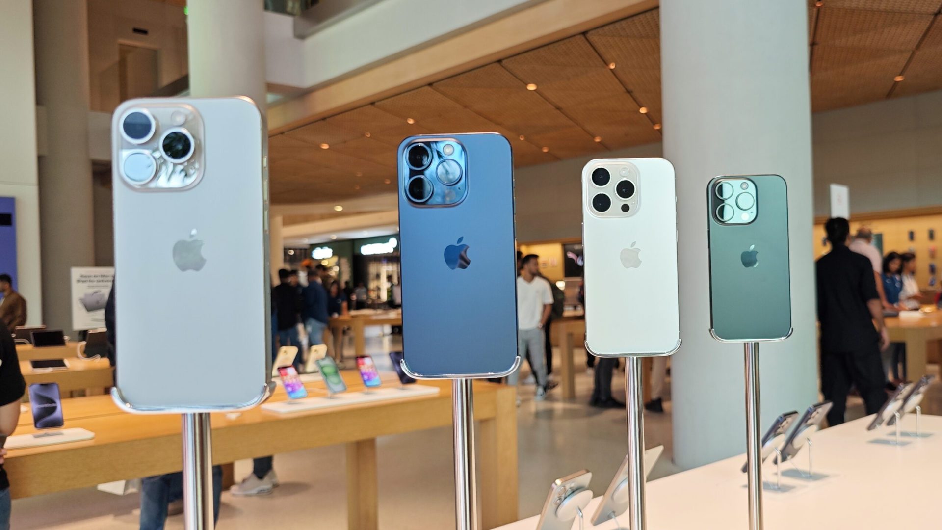 Apple hayranları iPhone 15 almak için mücadele ederken kaos patlıyor