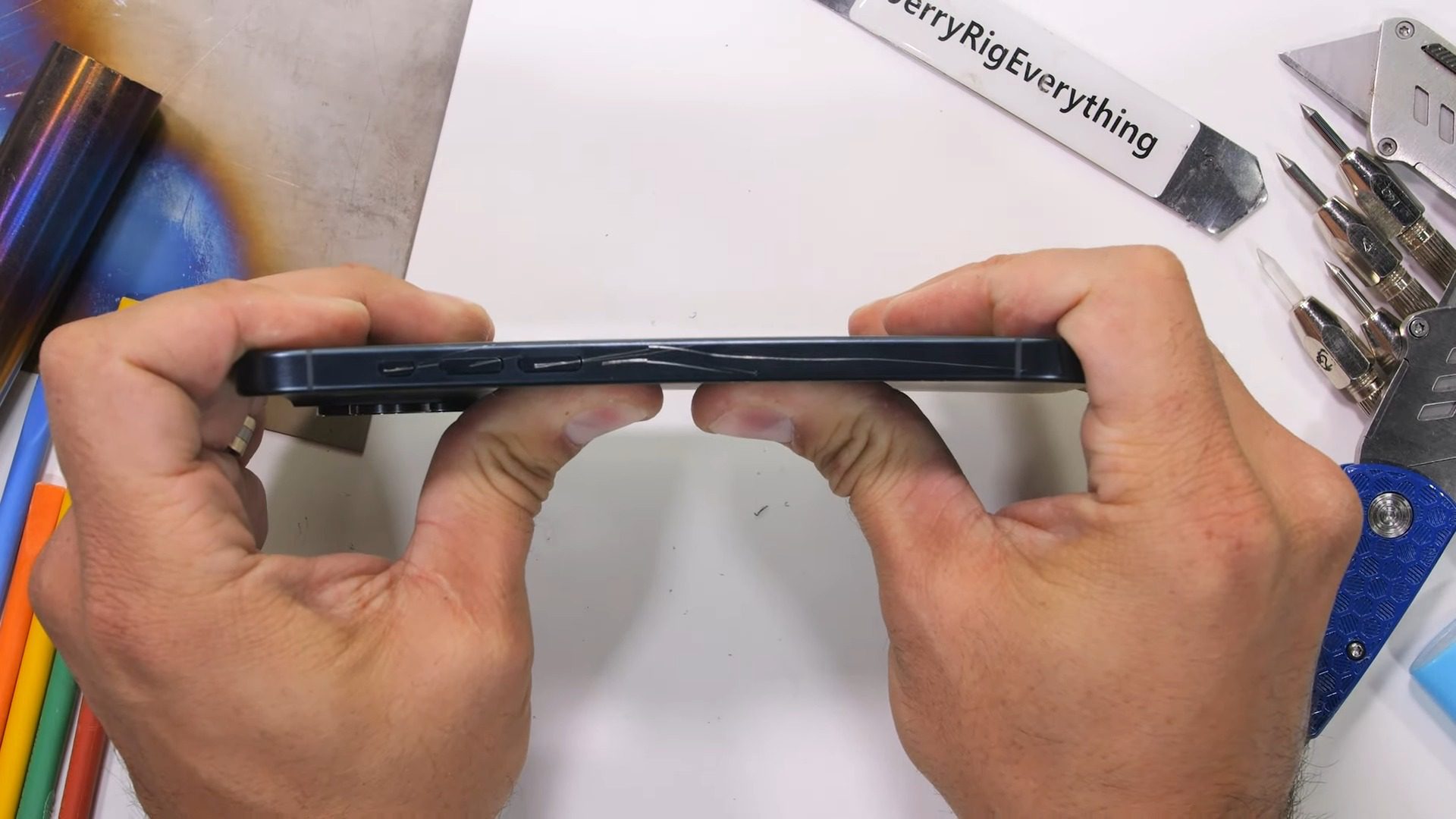 iPhone 15 Pro dayanıklılık testleri burada: Titanyum gerçekten daha mı güçlü?
