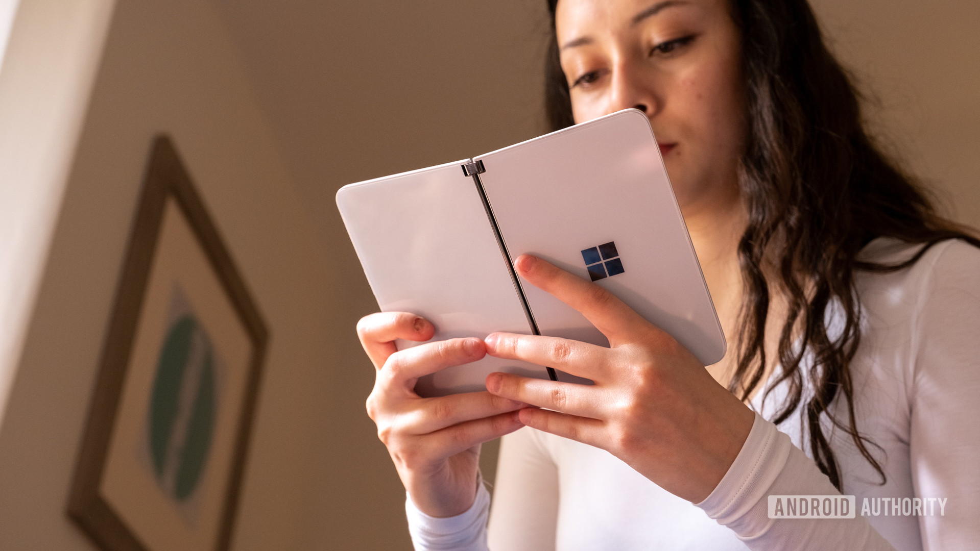 Microsoft Surface Duo alttan el kitabı modunda