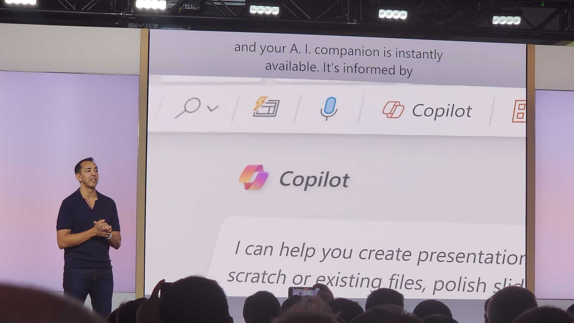 Microsoft temsilcisi Surface Etkinliğinde Copilot'u tartışıyor