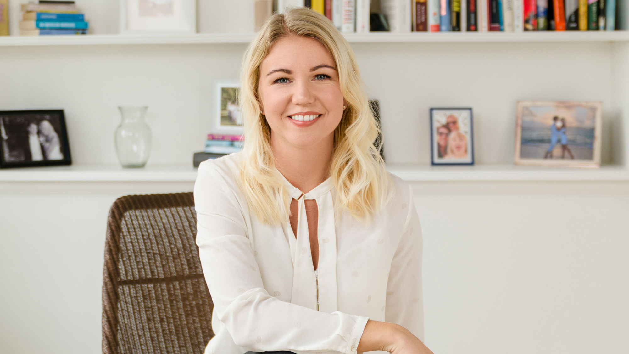 Natural Cycles'ın CEO'su ve kurucu ortağı Elina Berglund, aydınlık bir ofiste fotoğraf çekmek için gülümsüyor.