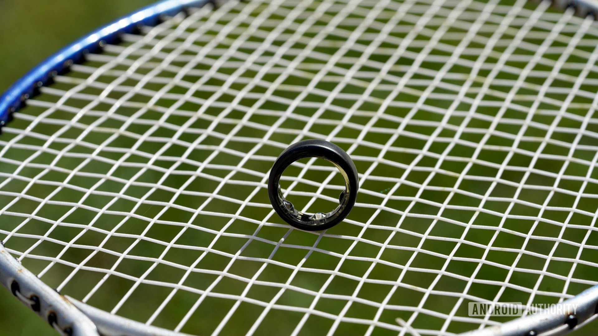 Oura Ring 3, badminton raketi üzerinde dik durur.