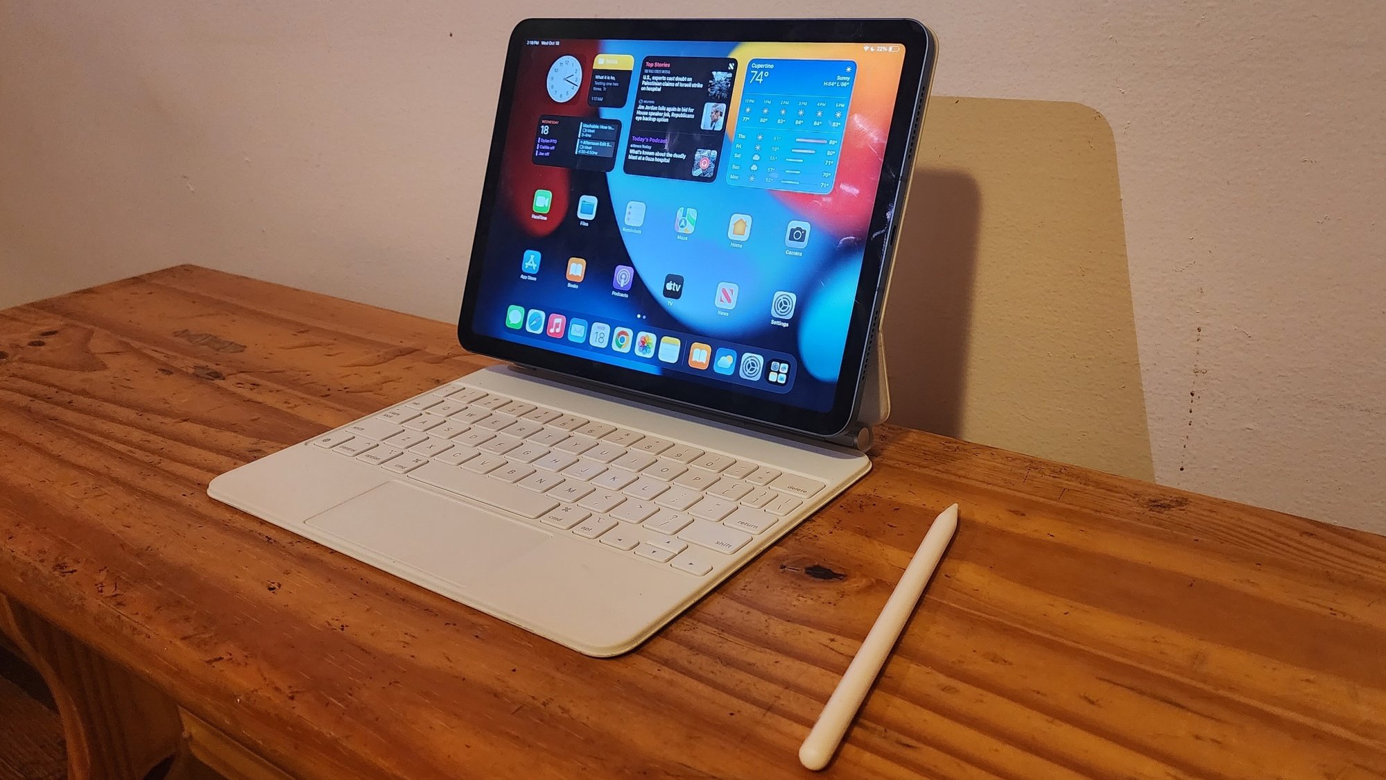 Bir bankta Apple iPad Air (5. Nesil)