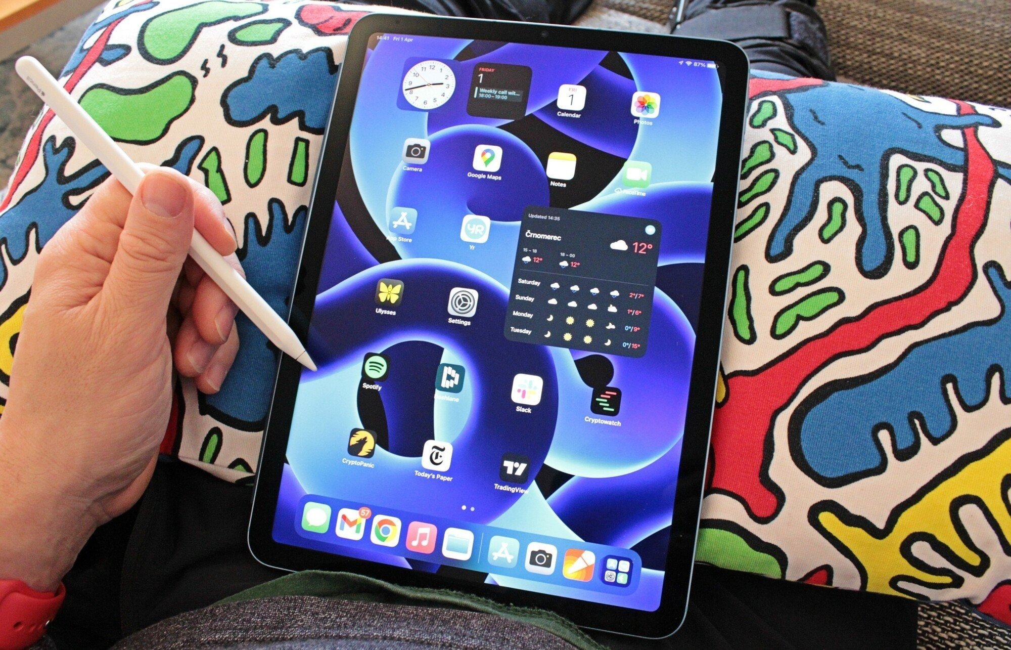 Renkli bir arka planın önünde Apple iPad 5. nesil