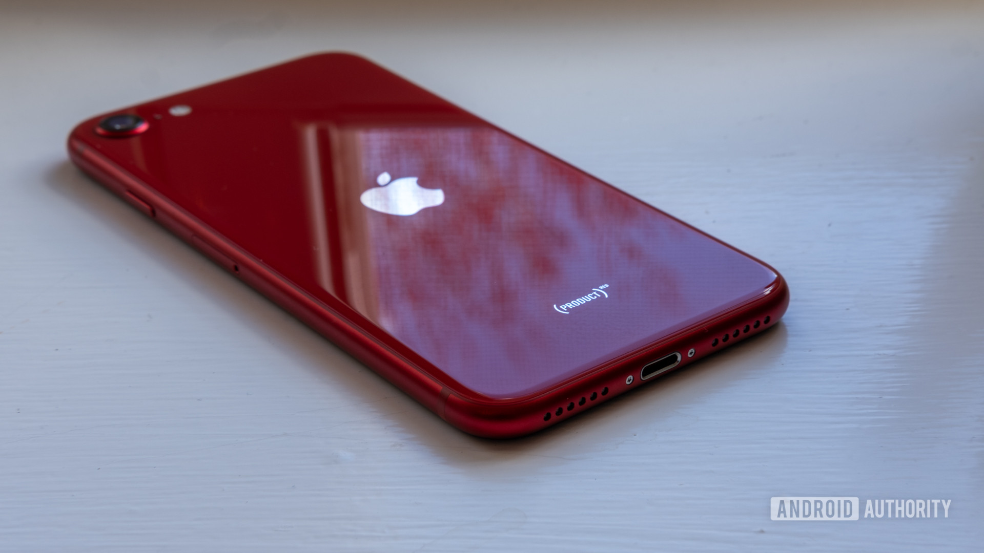 iphone se ürünü kırmızı ve yıldırım bağlantı noktası