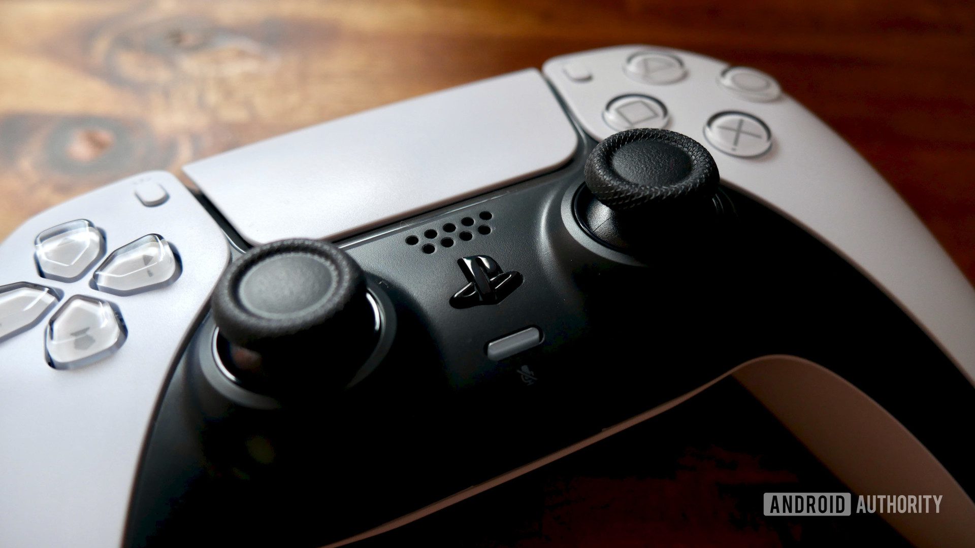 Sony, PS5 kumandasını kulaklık şarj kutusuna dönüştüren patent başvurusunda bulundu
