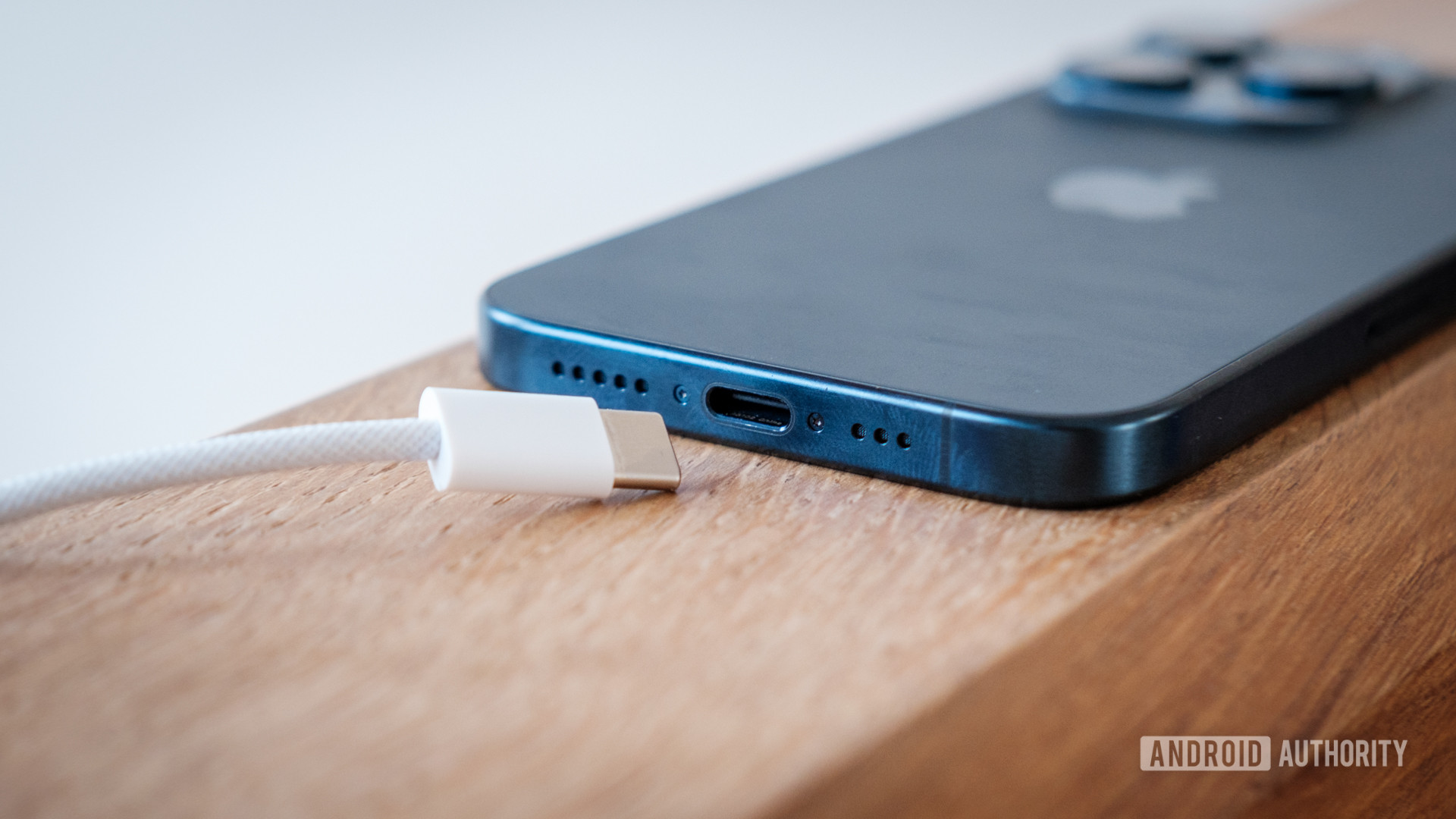 Apple iPhone 15 Pro USB C kablosu ve bağlantı noktası