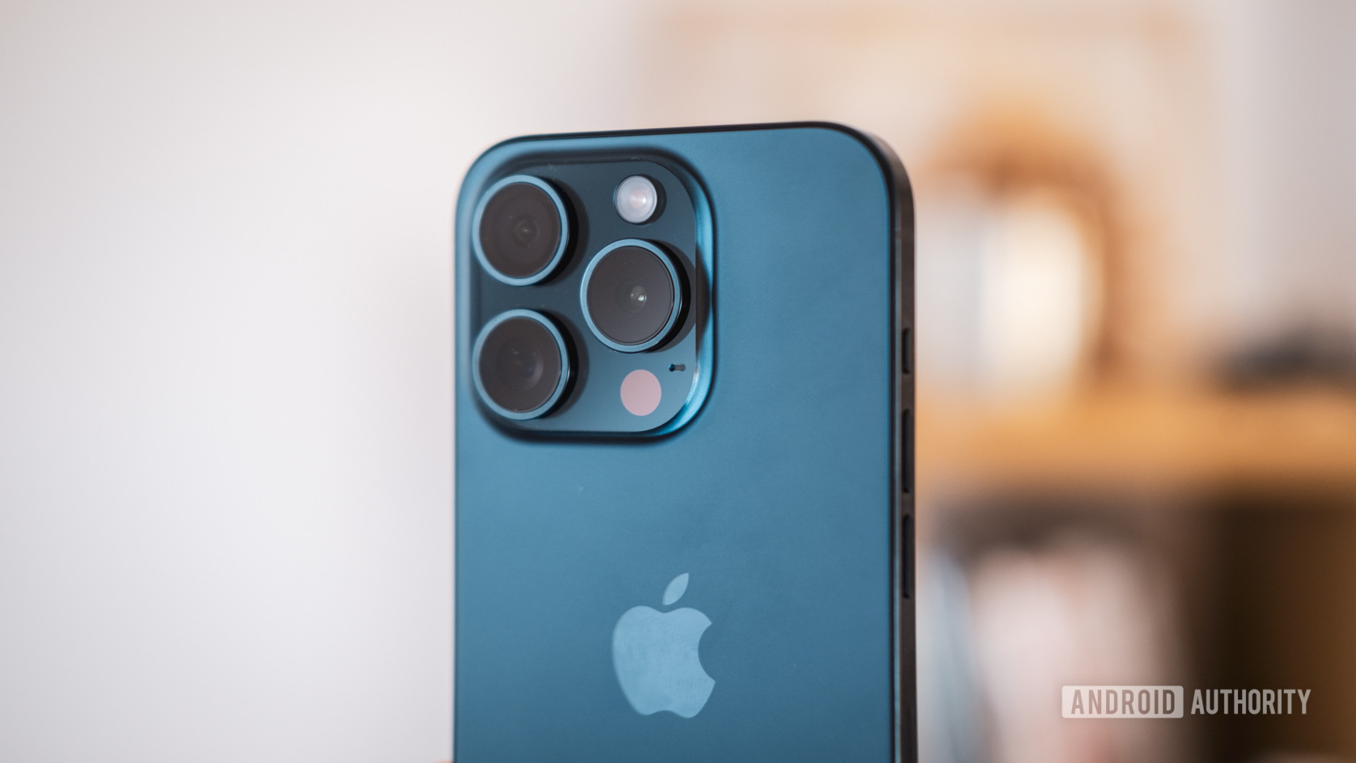Apple iPhone 15 Pro kamera muhafazası