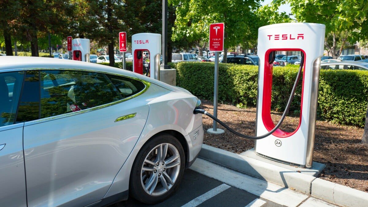 Yoğun bir Supercharger’da %90’ın üzerinde şarj ederseniz Tesla ekstra şarj etmeye başlayacak