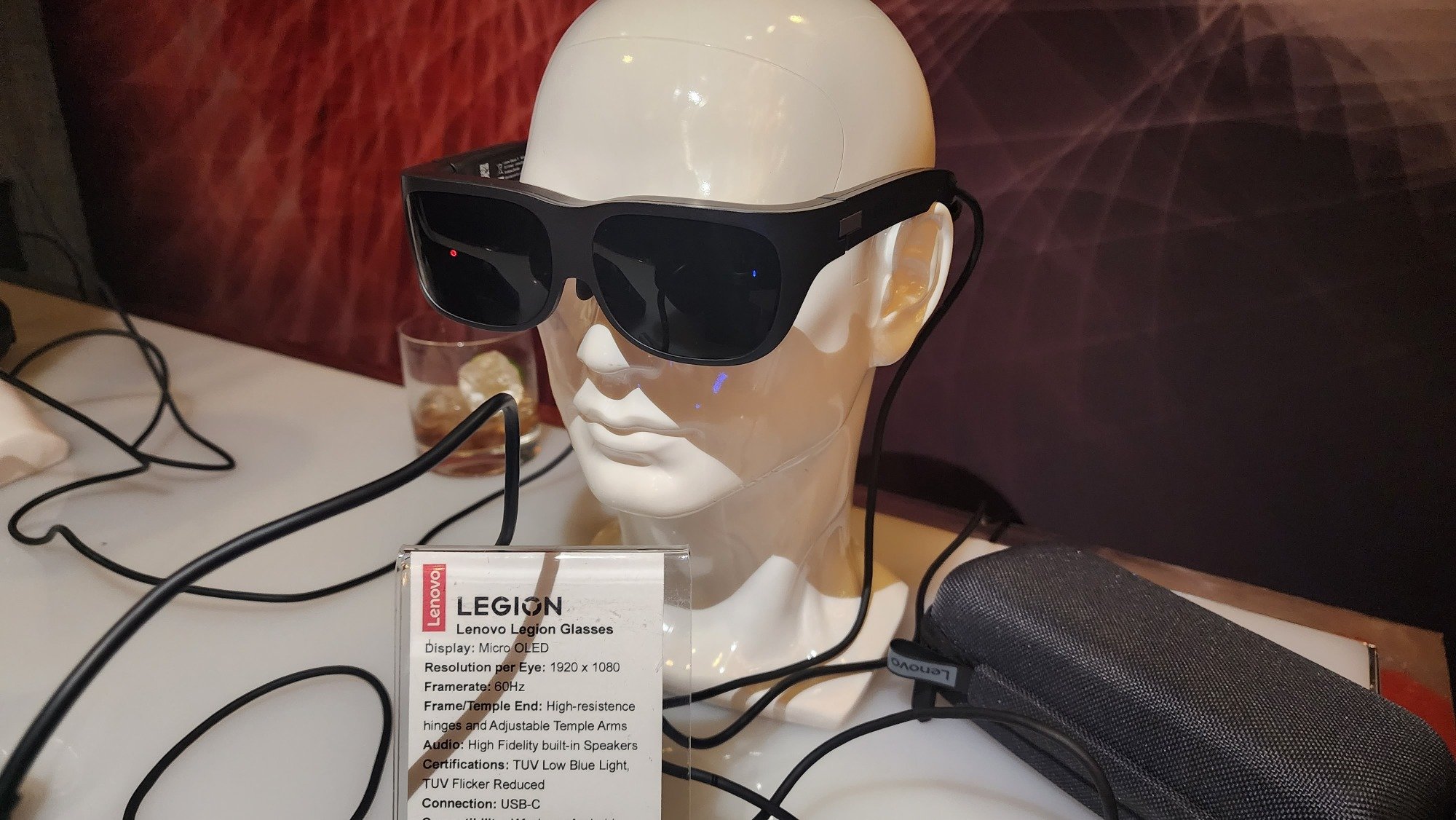 Bir manken kafasında Lenovo Legion Gözlükleri