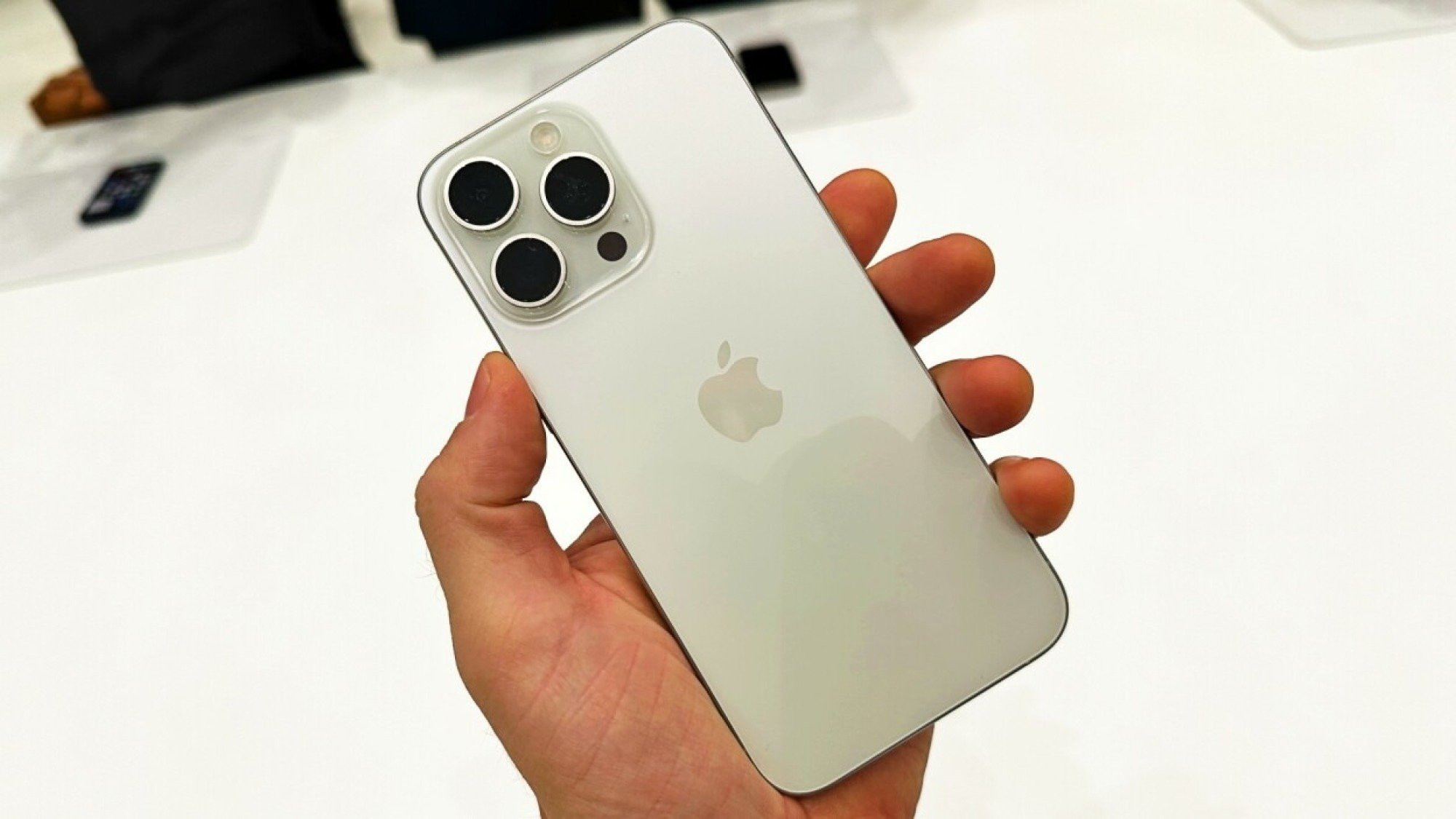 Beyaz titanyum Apple iPhone 15 Pro Max