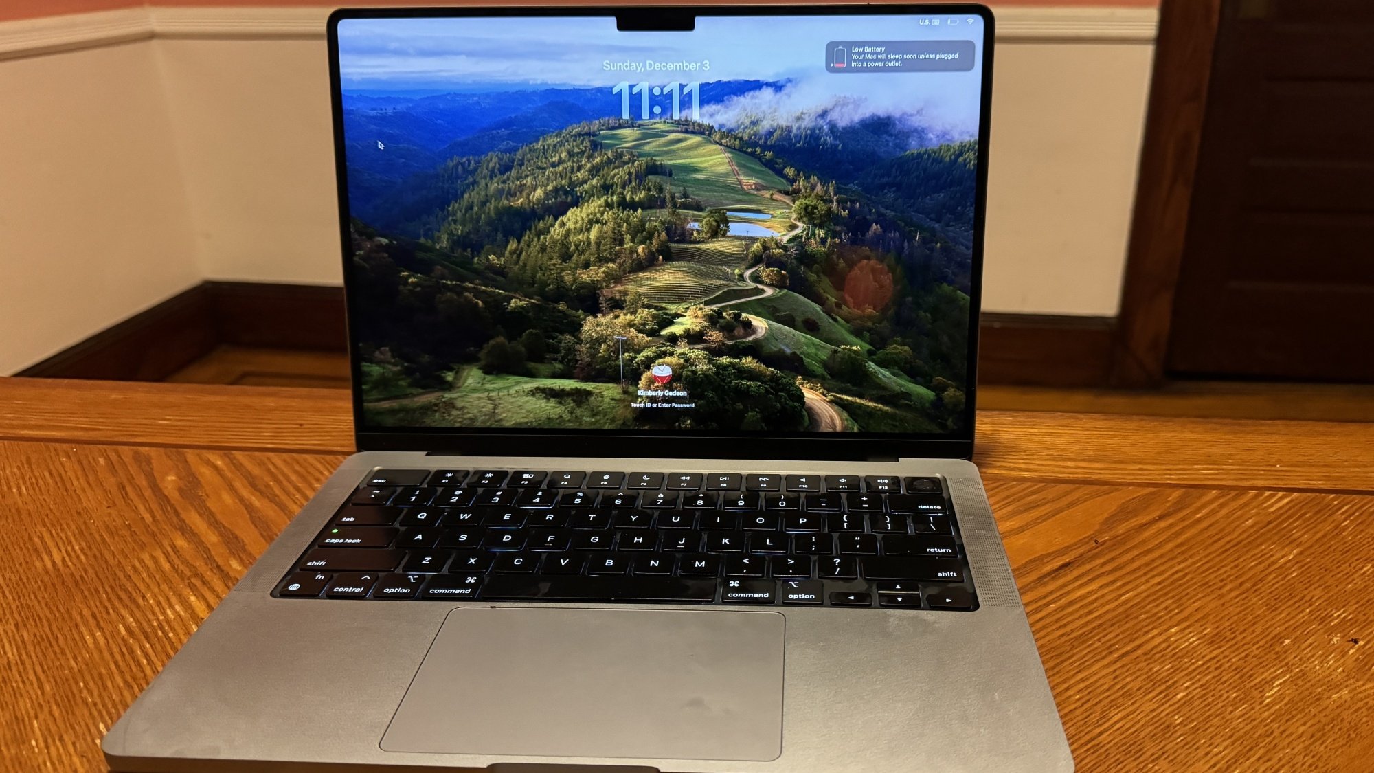 Kilit ekranındaki bir masada M3 14 inç MacBook Pro